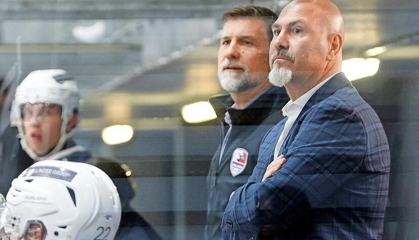 Chefcoach Frank Petrozza (von rechts) und sein Co-Trainer sowie Sportdirektor Martin Jiranek gehen in der neuen Saison getrennte Wege. Chefcoach Frank Petrozza (von rechts) und sein Co-Trainer sowie Sportdirektor Martin Jiranek gehen in der neuen Saison getrennte Wege.