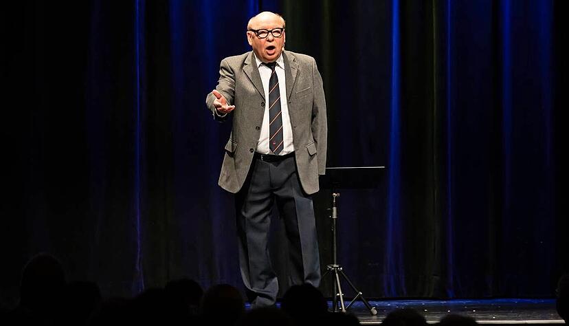 Hans-Joachim Heist zeigt im Kurhaus Heinz Erhardts gro&szlig;e Bandbreite.  Foto: Helmut Melchert