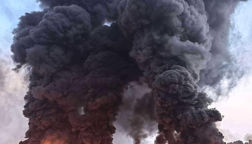 Eine gewaltige Rauchs&auml;ule stieg in den Himmel.