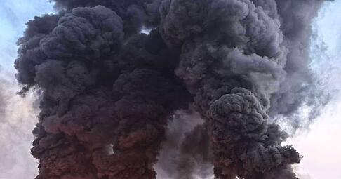 Eine gewaltige Rauchs&auml;ule stieg in den Himmel.