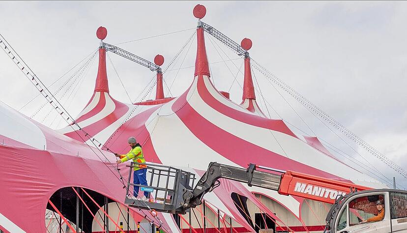 Vorzelt und Hauptzelt sind auf der Heilbronner Theresienwiese bereits aufgebaut.