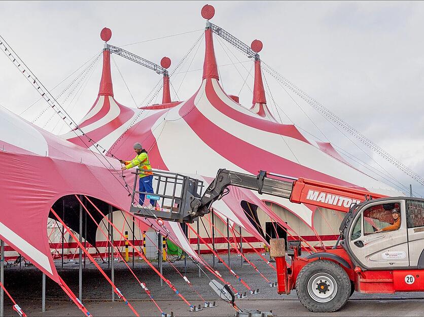 Vorzelt und Hauptzelt sind auf der Heilbronner Theresienwiese bereits aufgebaut.
