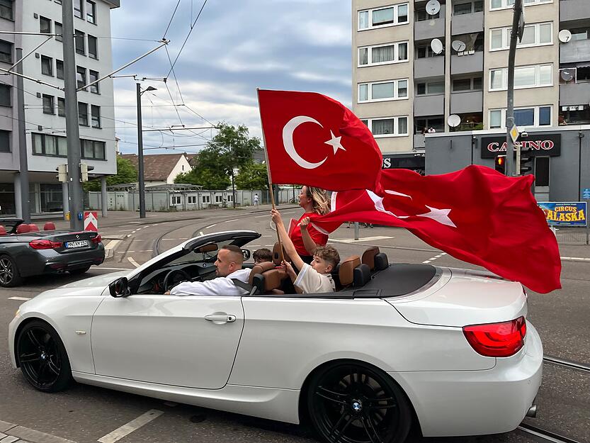 Cabrios bieten sich für Autokorsos an, auch in Heilbronn nach dem Türkei-Sieg.
