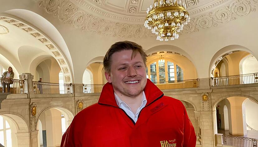 Der Satiriker Sebastian Hotz alias El Hotzo im Kammergericht. Der Satiriker Sebastian Hotz alias El Hotzo im Kammergericht.