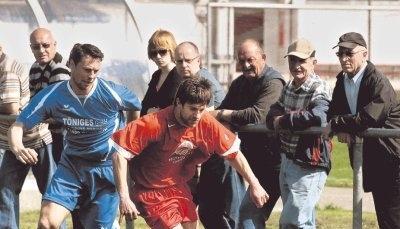 Gute Gegenwehr: Sven Holzwarth (rechts/TB Richen) stoppt Mike Kronwald vom TSV Waldangelloch. Nach 90 Minuten trennen sich die beiden Fußball-Kreisligisten mit einem 0:0-Unentschieden.Foto: Klaus Krüger Gute Gegenwehr: Sven Holzwarth (rechts/TB Richen) stoppt Mike Kronwald vom TSV Waldangelloch. Nach 90 Minuten trennen sich die beiden Fußball-Kreisligisten mit einem 0:0-Unentschieden.Foto: Klaus Krüger
