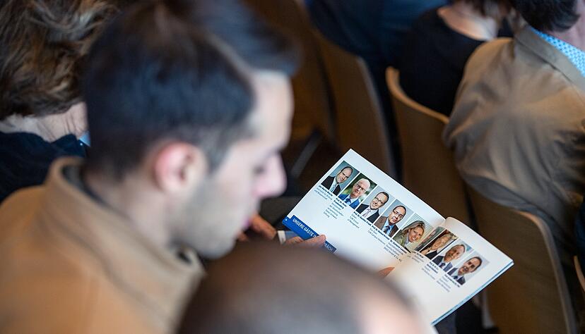 Blick ins Programm: Zahlreiche Vertreter der Wirtschaft, Politik und Wissenschaft nahmen an den zwei Podiumsdiskussionen beim Festakt teil. Blick ins Programm: Zahlreiche Vertreter der Wirtschaft, Politik und Wissenschaft nahmen an den zwei Podiumsdiskussionen beim Festakt teil.