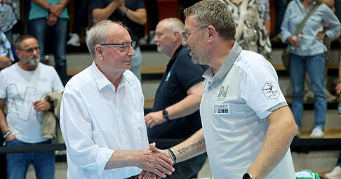 Nach dem 31:22-Hinspiel-Sieg gegen den Buxtehuder SV im September waren der Neckarsulmer Vorstandsvorsitzende Rolf Härdtner (links) und Trainer Thomas Zeitz bester Laune. Zu Wochenbeginn richteten beide mahnende Worte an die Mannschaft. Nach dem 31:22-Hinspiel-Sieg gegen den Buxtehuder SV im September waren der Neckarsulmer Vorstandsvorsitzende Rolf Härdtner (links) und Trainer Thomas Zeitz bester Laune. Zu Wochenbeginn richteten beide mahnende Worte an die Mannschaft.
