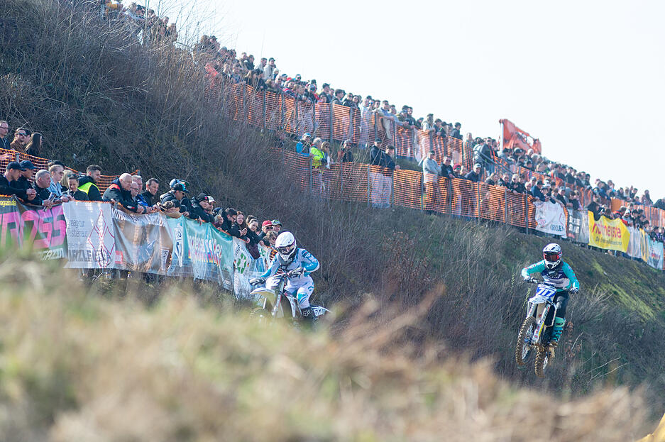 Volle Trib&uuml;nen und beste Stimmung begleiten das Motocross-Spektakel vor tausenden Zuschauern.