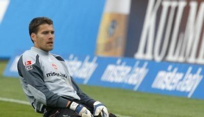 N&uuml;rnbergs Torwart Daniel Klewer kniet nach dem Schlusspfiff auf dem Rasen.