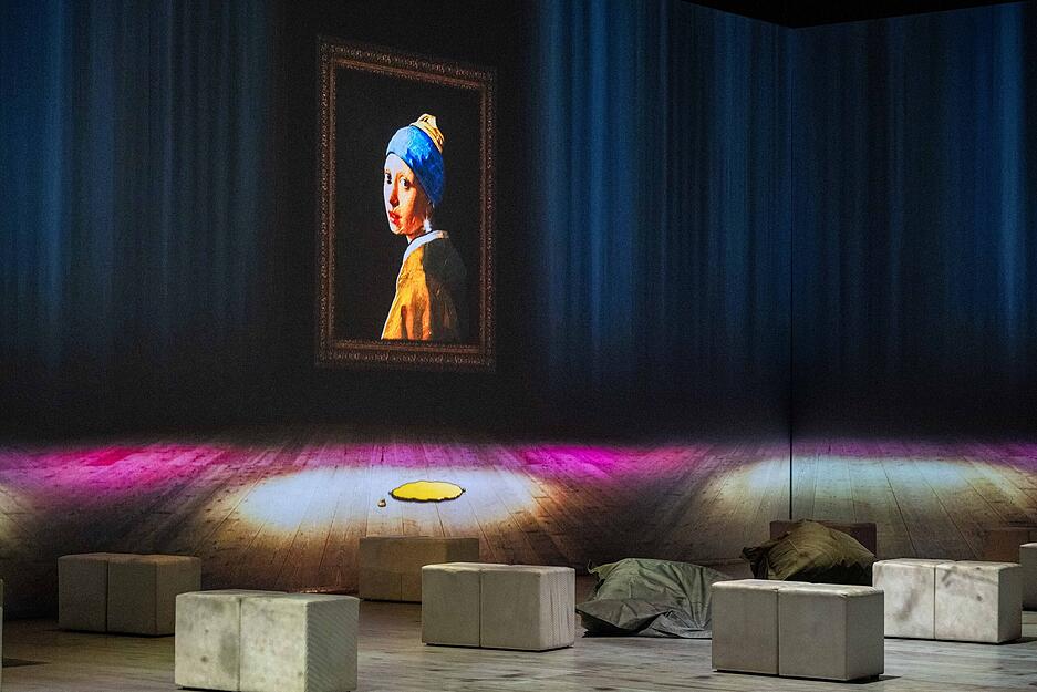 Die immersive Ausstellung „Vermeer – Meister des Lichts“ bietet eine analoge und digitale Erlebnisreise durch das Schaffen des bekannten niederländischen Künstlers. Die immersive Ausstellung „Vermeer – Meister des Lichts“ bietet eine analoge und digitale Erlebnisreise durch das Schaffen des bekannten niederländischen Künstlers.