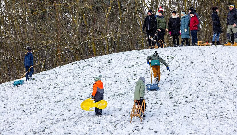 Viele Kinder vergnügten sich mit ihren Eltern beim Rodeln. Viele Kinder vergnügten sich mit ihren Eltern beim Rodeln.