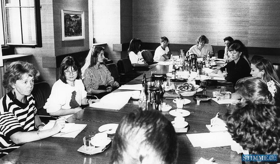 Im Juni 1989 tauschen zwölf Frauenbeauftragte aus Baden-Württemberg im Heilbronner Rathaus Erfahrungen aus und erstellen Konzepte für ihre weitere Arbeit.