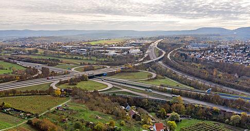 Blick auf das Weinsberger Kreuz: Die nahe Autobahn ist im Weinsberger Tal immer ein Thema. Viele Orte leiden unter Ausweichverkehr. Blick auf das Weinsberger Kreuz: Die nahe Autobahn ist im Weinsberger Tal immer ein Thema. Viele Orte leiden unter Ausweichverkehr.