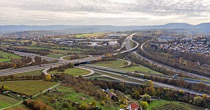 Blick auf das Weinsberger Kreuz: Die nahe Autobahn ist im Weinsberger Tal immer ein Thema. Viele Orte leiden unter Ausweichverkehr.
Foto: Archiv/Bitsch Blick auf das Weinsberger Kreuz: Die nahe Autobahn ist im Weinsberger Tal immer ein Thema. Viele Orte leiden unter Ausweichverkehr.
Foto: Archiv/Bitsch