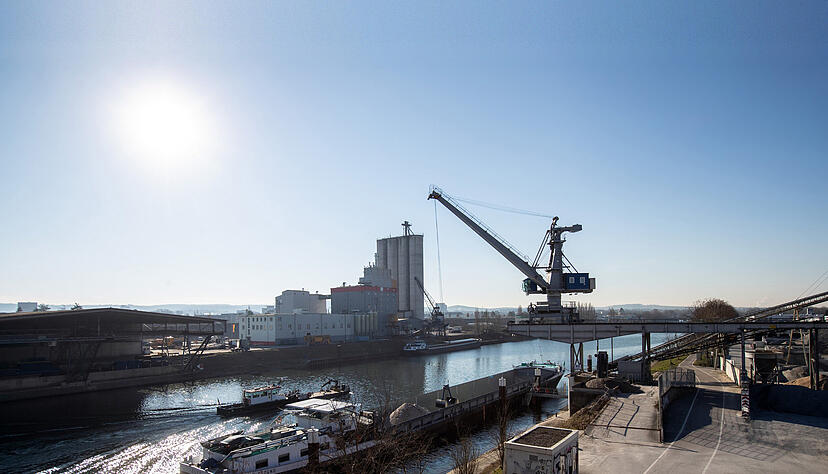 Der Hafen Heilbronn ist das trimodale Rückgrat der Region, der die Transportwege Wasser, Schiene und Straße miteinander verzahnt. Der Gesamtumschlag lag 2023 bei rund 2,7 Millionen Tonnen. Foto: Andreas Veigel Der Hafen Heilbronn ist das trimodale Rückgrat der Region, der die Transportwege Wasser, Schiene und Straße miteinander verzahnt. Der Gesamtumschlag lag 2023 bei rund 2,7 Millionen Tonnen. Foto: Andreas Veigel