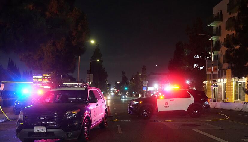 Viele Menschen wurden verletzt, als ein Auto vor einem Club in Hollywood in die Menge fuhr.