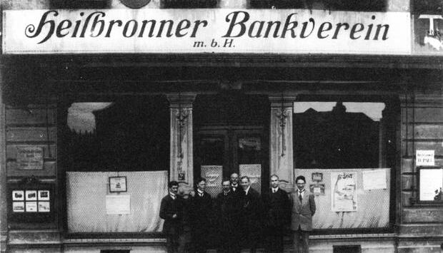 Zusammengestellt von Archiv und Dokumentation der Heilbronner Stimme

Der 1909 gegründete Heilbronner Bankverein ist die Vorgängerorganisation der heutigen Volksbank. Bis 1917 findet sich das Geldinstitut im Treuerschen Haus Marktkplatz 2.