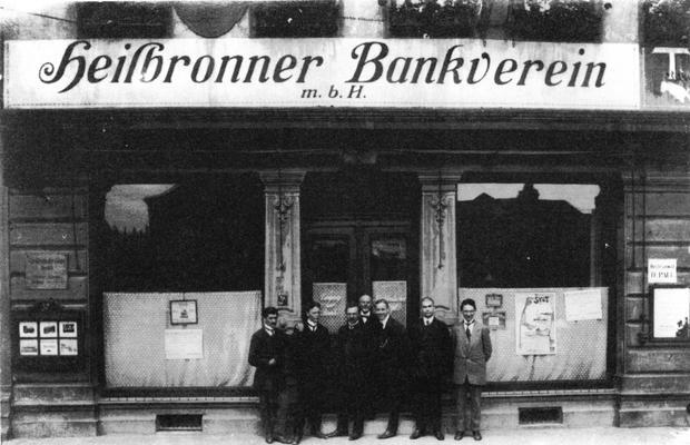 Zusammengestellt von Archiv und Dokumentation der Heilbronner Stimme

Der 1909 gegründete Heilbronner Bankverein ist die Vorgängerorganisation der heutigen Volksbank. Bis 1917 findet sich das Geldinstitut im Treuerschen Haus Marktkplatz 2.