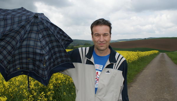 Die stummen Zeugnisse des Blitzeinschlags in seinen Körper hat er noch.