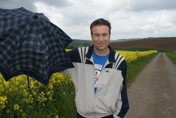 Die stummen Zeugnisse des Blitzeinschlags in seinen Körper hat er noch.