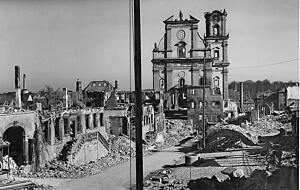 Am 1. März 1945 wurde Neckarsulm von amerikanischen Fliegerbomben zerstört. 128 Menschen starben. Die "Bluthochzeit" war ein Racheakt.
Foto: Stadtarchiv Neckarsulm Am 1. März 1945 wurde Neckarsulm von amerikanischen Fliegerbomben zerstört. 128 Menschen starben. Die "Bluthochzeit" war ein Racheakt.
Foto: Stadtarchiv Neckarsulm