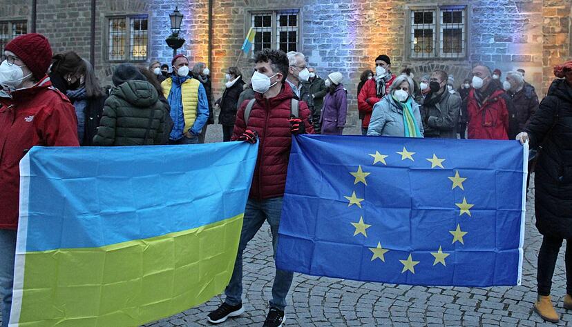 Die ukrainische, aber auch die europäische Flagge, haben die Teilnehmer mitgebracht. Das Öhringer Schloss ist blau-gelb angestrahlt. Vor allem die Redebeiträge rühren viele der Menschen zu Tränen. Die ukrainische, aber auch die europäische Flagge, haben die Teilnehmer mitgebracht. Das Öhringer Schloss ist blau-gelb angestrahlt. Vor allem die Redebeiträge rühren viele der Menschen zu Tränen.