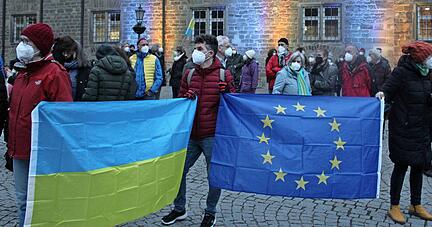 Die ukrainische, aber auch die europäische Flagge, haben die Teilnehmer mitgebracht. Das Öhringer Schloss ist blau-gelb angestrahlt. Vor allem die Redebeiträge rühren viele der Menschen zu Tränen.