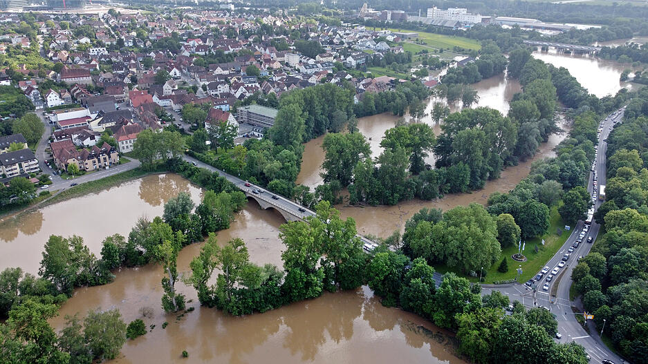 Bei Kochendorf hat sich durch den Dauerregen Wasser ausgebreitet. Bei Kochendorf hat sich durch den Dauerregen Wasser ausgebreitet.