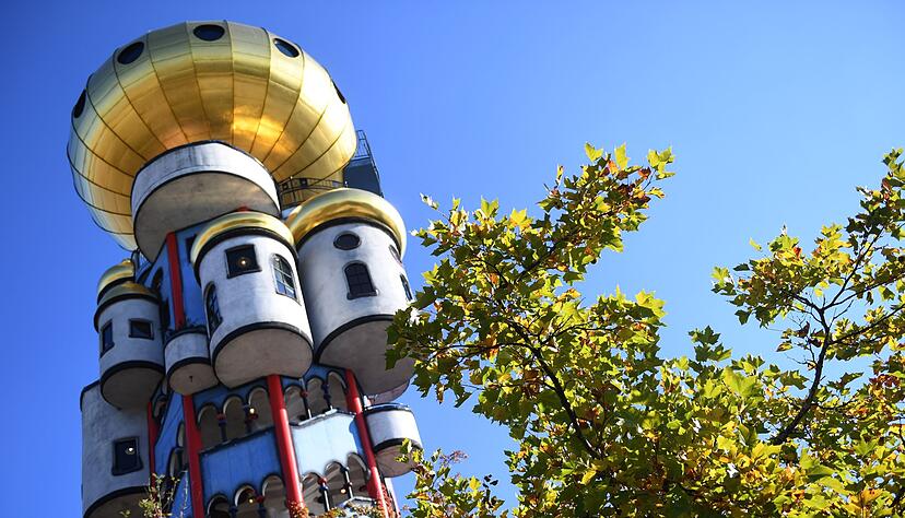 Bekannt war Hundertwasser f&uuml;r seine m&auml;rchenhaften Architekturentw&uuml;rfe - zum Beispiel der Kuchlbauer-Turm in Abensberg - urspr&uuml;nglich von Friedensreich Hundertwasser erdacht und geplant. (Archivfoto)