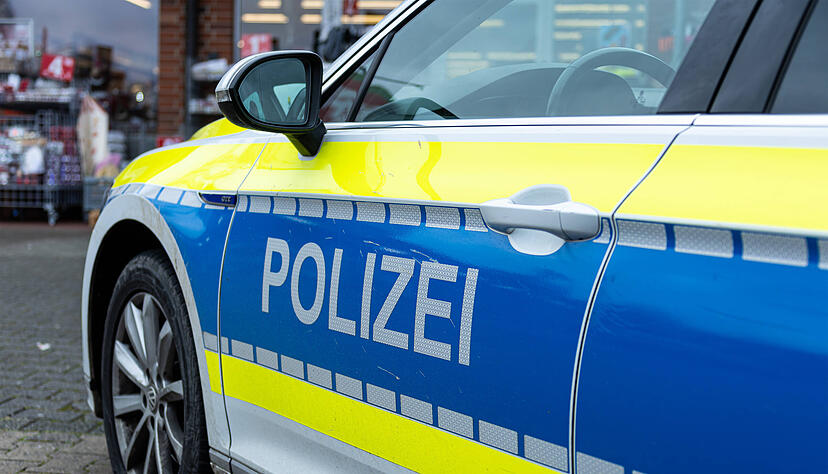 Eine Polizeistreife nimmt einen Vorfall beim K3 auf. Eine Polizeistreife nimmt einen Vorfall beim K3 auf.