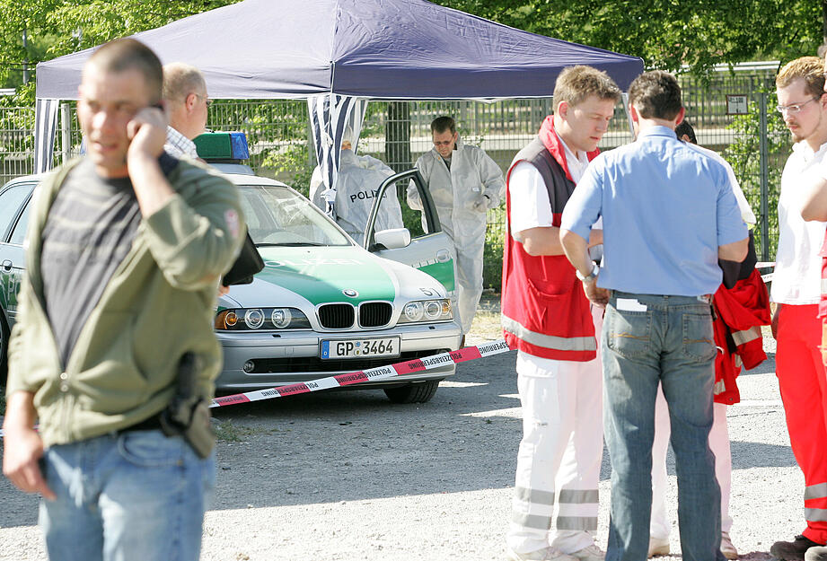 Spurensicherung am Polizeiwagen der ermordeten Polizistin auf der Heilbronner Theresienwiese.