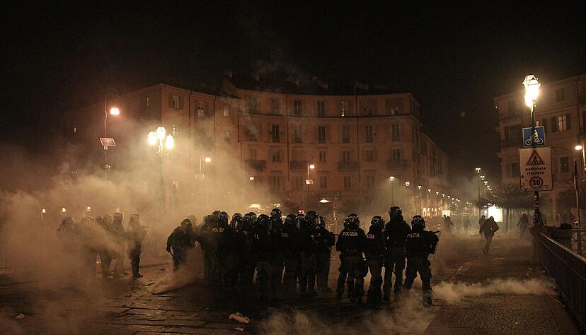 Mindestens 100 Sicherheitskr&auml;fte wurden bei den Krawallen verletzt.