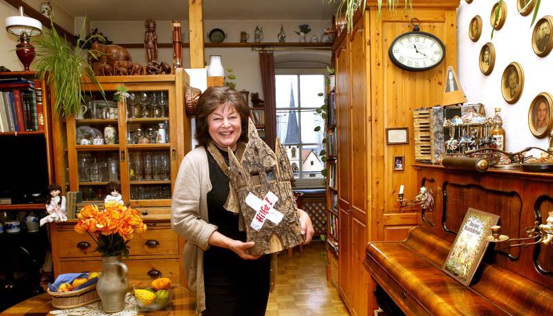 Zahlreiche Bilder, Bücher und antike Möbel: Im Blauen Turm hat sichTürmerin Blanca Knodel urgemütlich eingerichtet. Während der Sanierungsarbeiten muss sie aber aus der Wohnung.
Fotos: Ralf Seidel Zahlreiche Bilder, Bücher und antike Möbel: Im Blauen Turm hat sichTürmerin Blanca Knodel urgemütlich eingerichtet. Während der Sanierungsarbeiten muss sie aber aus der Wohnung.
Fotos: Ralf Seidel