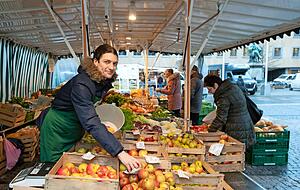Der unmittelbare Verkauf regionaler Produkte − wie am Stand von Obstbau Böhringer − spricht die Besucher des Heilbronner Wochenmarkts an.