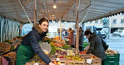 Der unmittelbare Verkauf regionaler Produkte − wie am Stand von Obstbau Böhringer − spricht die Besucher des Heilbronner Wochenmarkts an.
Foto: Andreas Veigel
