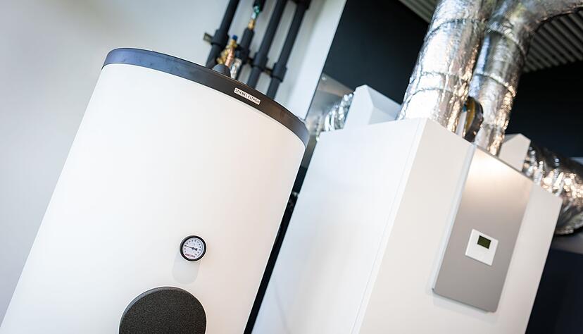 W&auml;rmepumpen sind in einem Heizungsraum zu sehen.