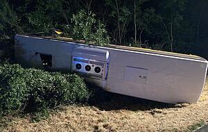 Ein Linienbus ist in der Nacht auf Montag (26. 6.) auf der A81 umgestürzt. Ein Linienbus ist in der Nacht auf Montag (26. 6.) auf der A81 umgestürzt.
