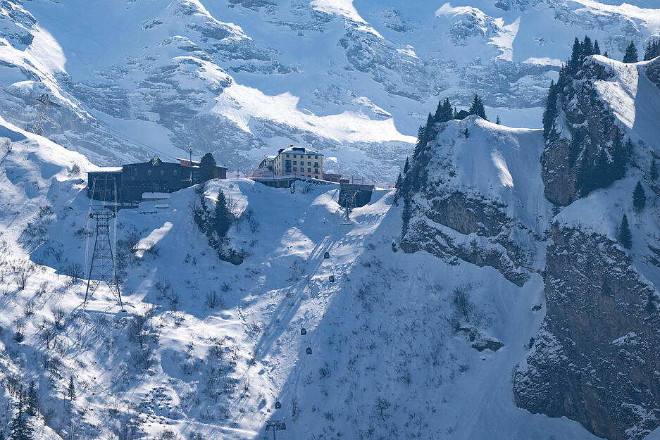 Blick auf die Zwischenstation Tr&uuml;bsee der Gondelbahn Engelberg-Titlis Express. Rettungskr&auml;fte befinden sich nach einem Gondel-Unfall im Skigebiet im Einsatz.