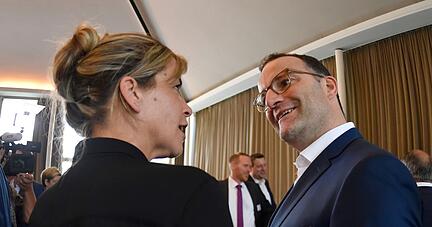 &laquo;Es ist richtig, dass Robert Habeck diesen Schritt geht, &uuml;ber seinen Schatten springt. Nur - er geht ihn zu sp&auml;t&raquo;, kritisiert CDU-Politiker Spahn mit Blick auf Habecks Pl&auml;ne zur Gas-Reduzierung.