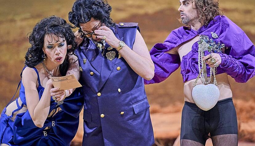 Gier frisst Hirn: Liebesblöder General (Goran Juri, Mitte), Luder und Erbschleicherin Mademoiselle Blanche (Stine Marie Fischer) und ein windiger Marquis (Elmar Gilbertsson) in der Stuttgarter Opernproduktion „Der Spieler“.
Foto: Martin Sigmund Gier frisst Hirn: Liebesblöder General (Goran Juri, Mitte), Luder und Erbschleicherin Mademoiselle Blanche (Stine Marie Fischer) und ein windiger Marquis (Elmar Gilbertsson) in der Stuttgarter Opernproduktion „Der Spieler“.
Foto: Martin Sigmund