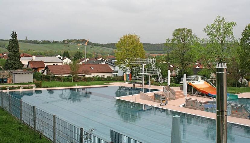 Am 1. Mai startet das Terrassenfreibad in Gundelsheim in die neue Saison. Besucherinnen und Besucher m&uuml;ssen dann mehr Eintritt zahlen.