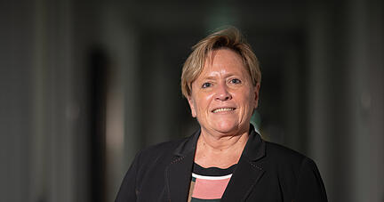 Susanne Eisenmann (CDU), Ministerin für Kultus, Jugend und Sport von Baden-Württemberg, lächelt in die Kamera. (zu dpa: «Eisenmann: «Wechselunterricht wäre ein existenzieller Fehler») +++ dpa-Bildfunk +++