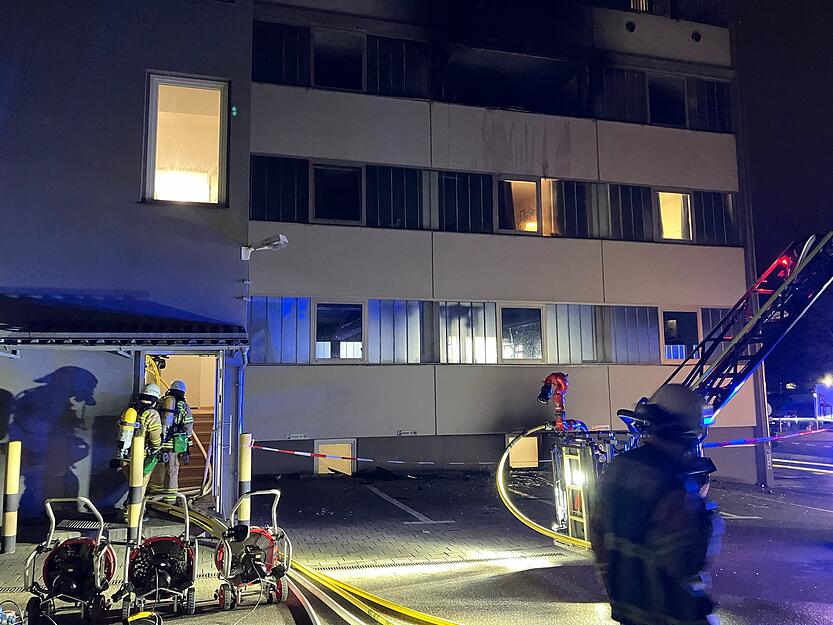 Nach Angaben der Polizei ist nach aktuellem Kenntnisstand eine Person bei dem Brand verletzt worden und befinde sich im Krankenhaus zur weiteren Untersuchung.