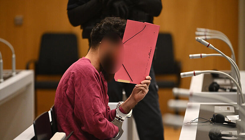 Der Angeklagte Sulaiman A. sitzt an seinem Platz zum Auftakt des Staatsschutzverfahrens wegen eines Messerangriffes auf dem Marktplatz in Mannheim. Der Angeklagte Sulaiman A. sitzt an seinem Platz zum Auftakt des Staatsschutzverfahrens wegen eines Messerangriffes auf dem Marktplatz in Mannheim.