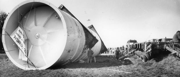 Im März 1989 verliert ein Tieflader kurz vor Neuenstadt einen 200 Tonnen schweren Großbehälter. Der Tank ist Kernstück des Lampoldshausener DLR-Prüfstandes für die neue europäische Trägerrakete Ariane 5. Die Landesstraße zwischen Neuenstadt und Dahenfeld bleibt für das gesamte Wochenende gesperrt. Im März 1989 verliert ein Tieflader kurz vor Neuenstadt einen 200 Tonnen schweren Großbehälter. Der Tank ist Kernstück des Lampoldshausener DLR-Prüfstandes für die neue europäische Trägerrakete Ariane 5. Die Landesstraße zwischen Neuenstadt und Dahenfeld bleibt für das gesamte Wochenende gesperrt.