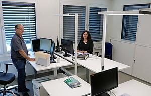 Moderner, ger&auml;umiger und endlich klimatisiert: T&uuml;lay Lemke (r.) ist froh &uuml;ber ihren neuen Arbeitsplatz in Kupferzell. Sie k&uuml;mmert sich um den Gemeinsamen Antrag.