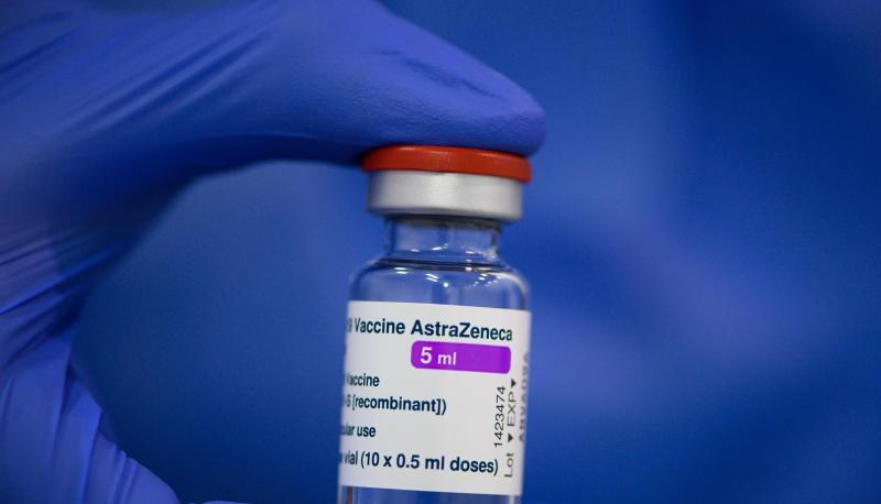 Ein Fläschchen mit dem Astrazeneca-Impfstoff. In Sachsen können sich nun alle Bürger mit diesem Wirkstoff impfen lassen.