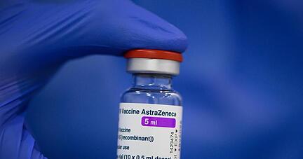 Ein Fläschchen mit dem Astrazeneca-Impfstoff. In Sachsen können sich nun alle Bürger mit diesem Wirkstoff impfen lassen.