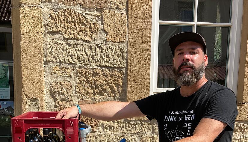 Patrick Mühleck vom Musikverein Erlenbach sorgt für Nachschub mit Muskateller, Riesling und Chardonnay. Patrick Mühleck vom Musikverein Erlenbach sorgt für Nachschub mit Muskateller, Riesling und Chardonnay.