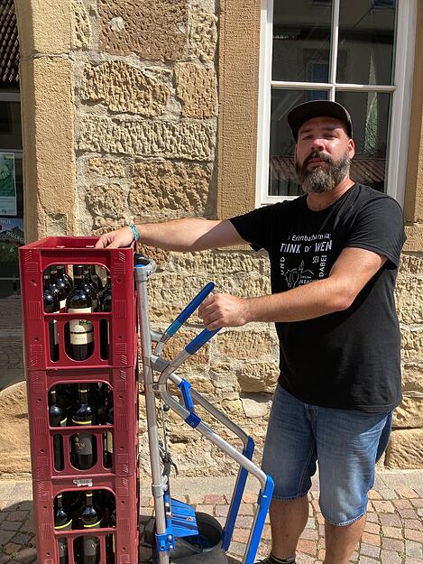 Patrick M&uuml;hleck vom Musikverein Erlenbach sorgt f&uuml;r Nachschub mit Muskateller, Riesling und Chardonnay.